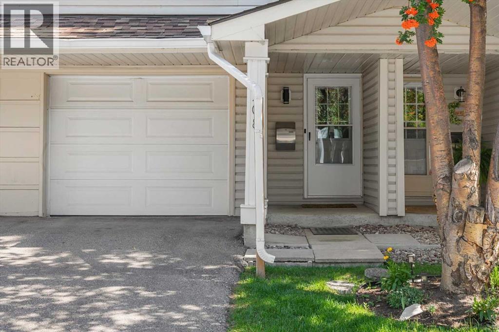 208 Queenston Heights SE, Queensland, Calgary photo 3