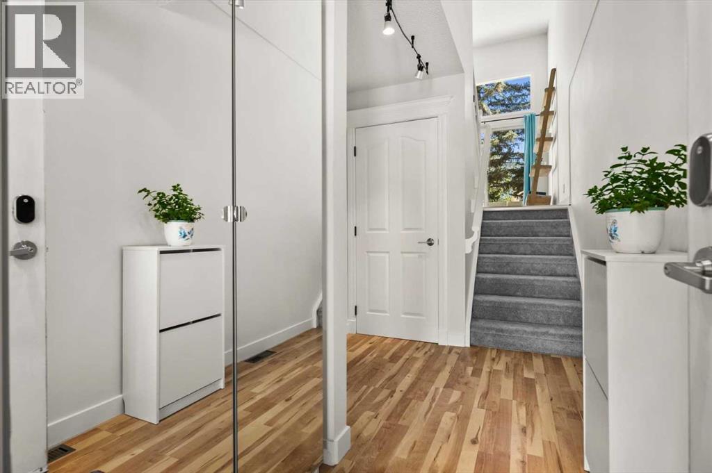 208 Queenston Heights SE, Queensland, Calgary photo 4