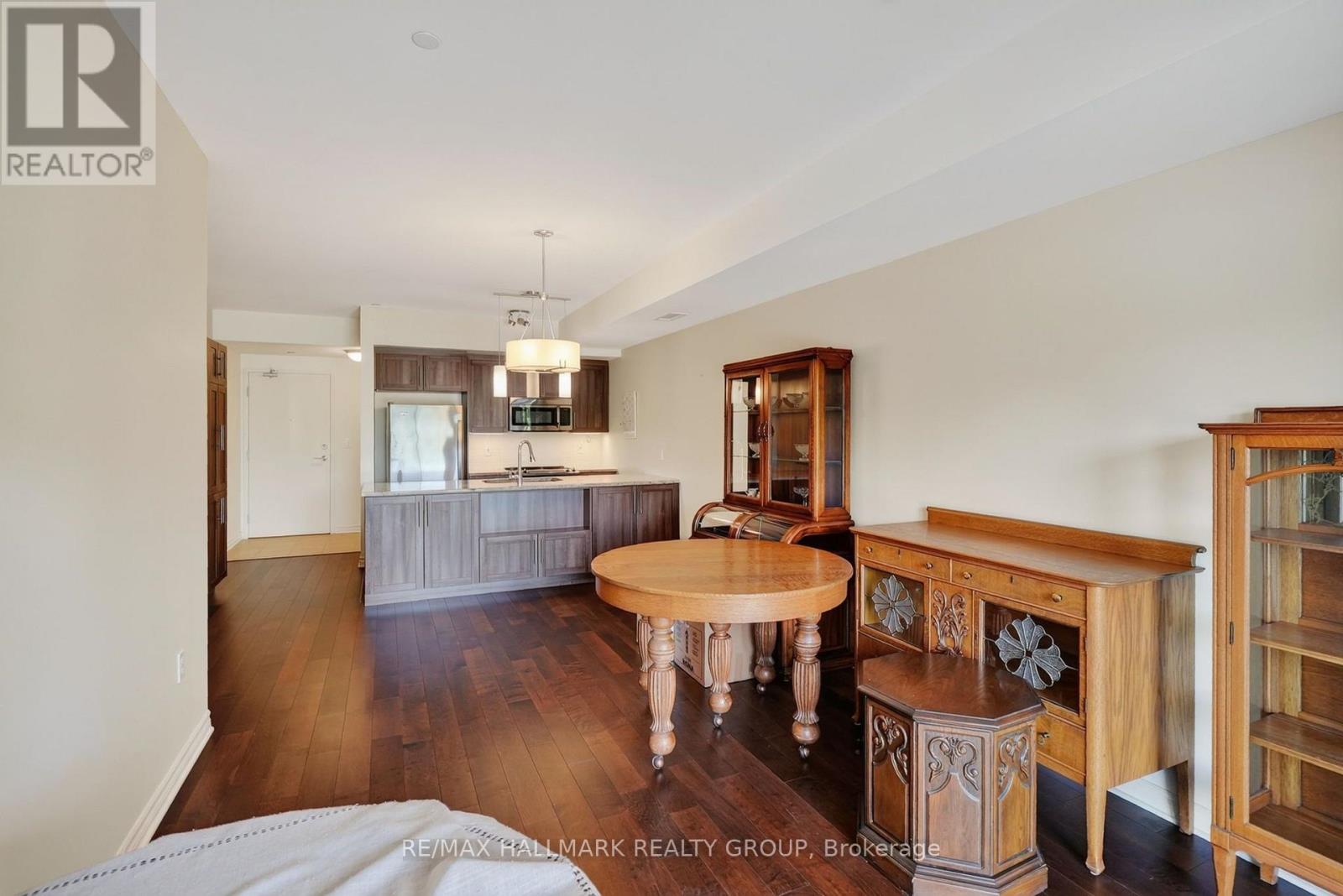 #206 120 PRESTIGE CIRCLE - Image 8