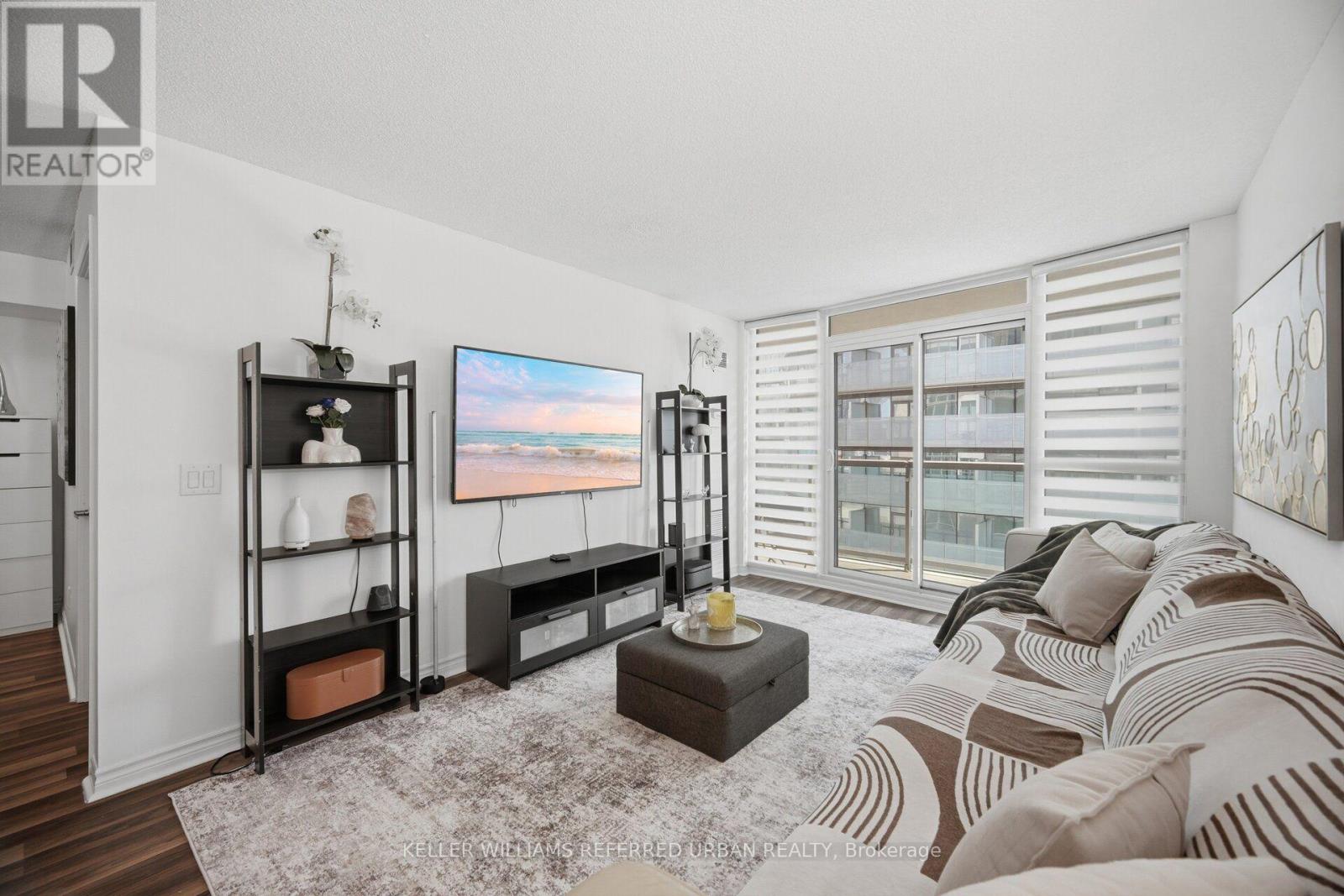 #3708 19 GRAND TRUNK CRESCENT - Image 4