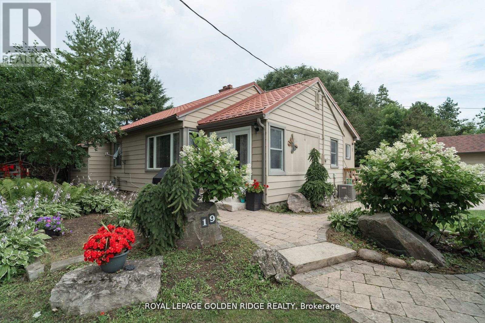 19 LAKE DRIVE N - 4