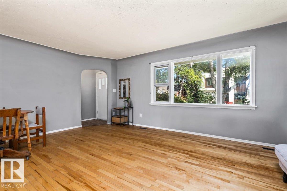 10990 135 ST NW - 4