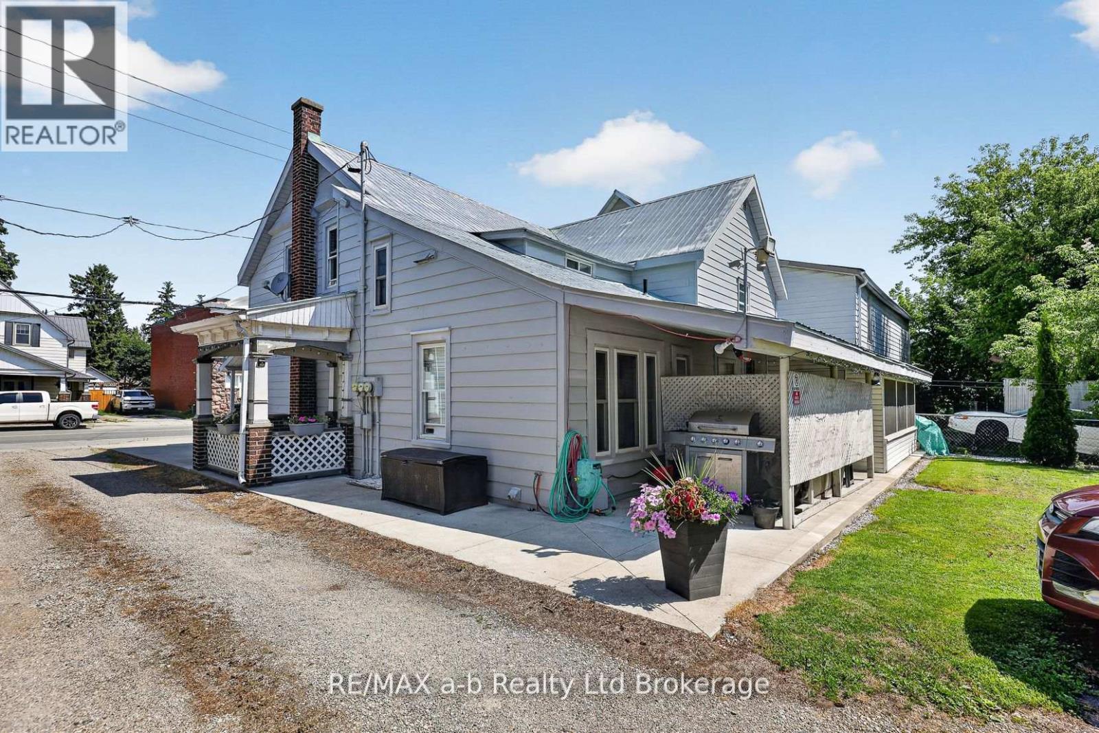 133 DUNDAS STREET W - Image 4