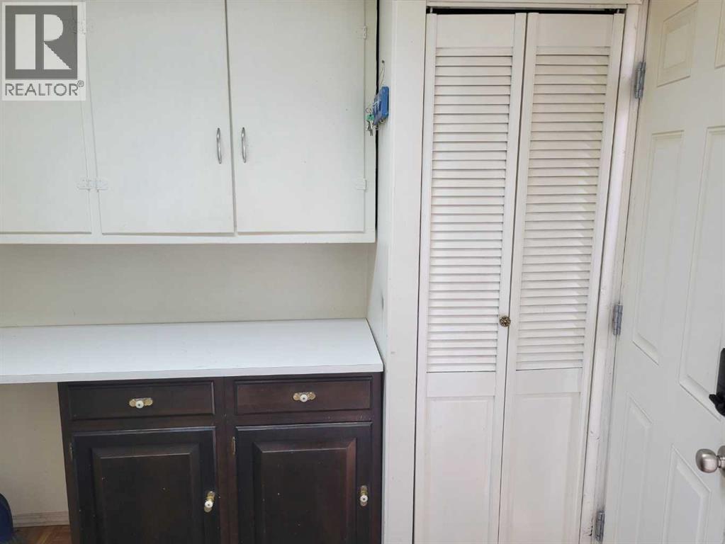 5205 52 Avenue - 7