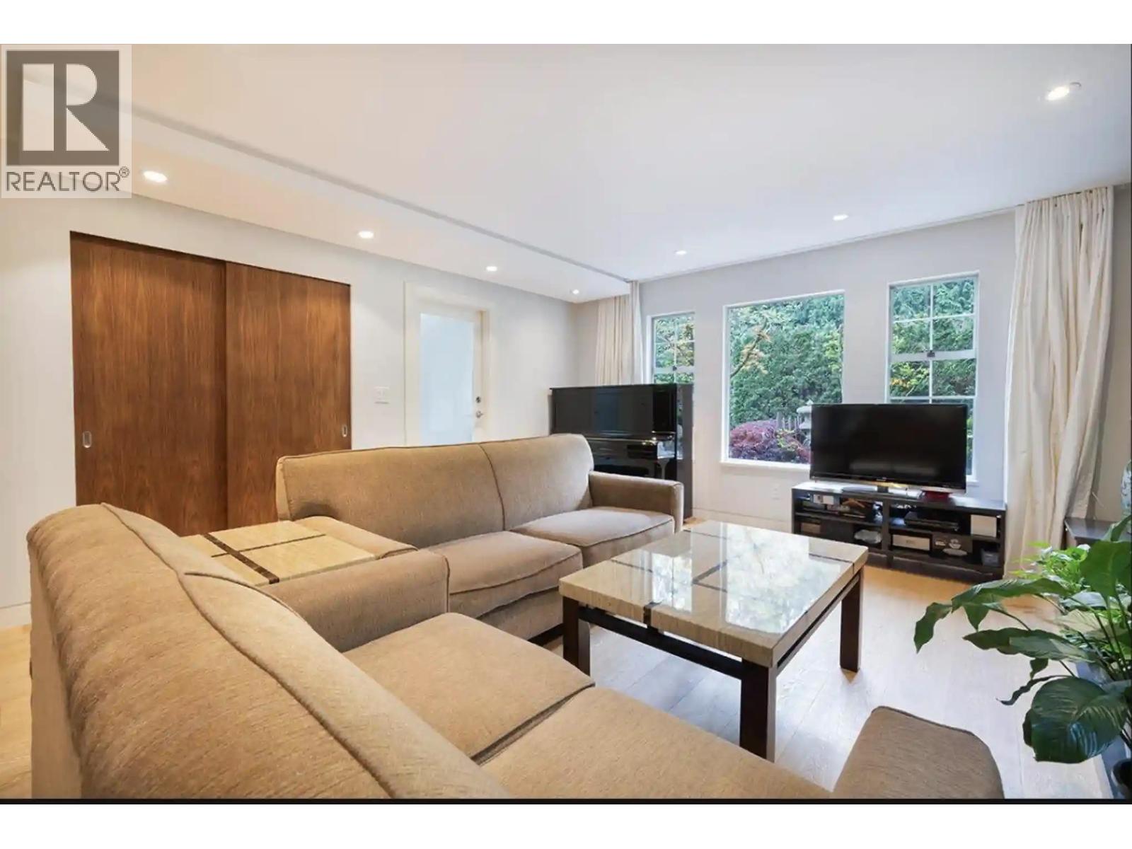 453X 16TH AVE W, Vancouver, British Columbia, V6R3E8, Vancouver, British Columbia — photo 2 of 5