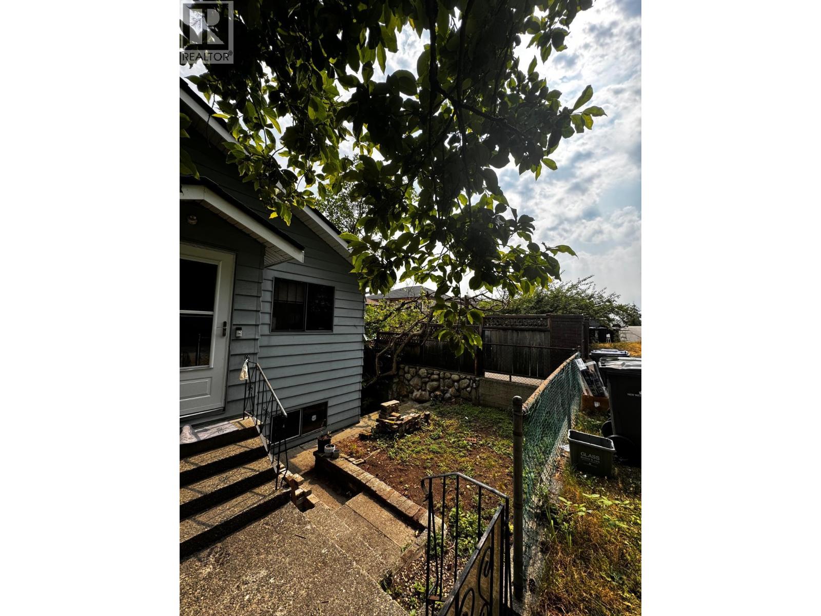2205 NINTH Avenue, New Westminster, British Columbia, V3M3H1, New Westminster, British Columbia — photo 2 of 5
