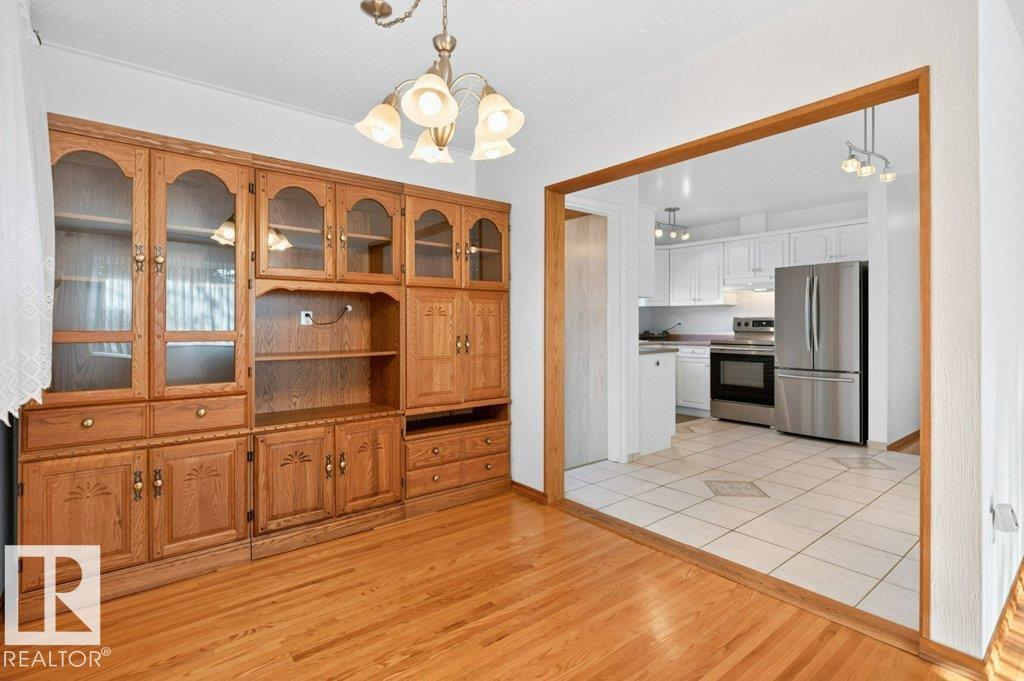 11042 152 ST NW - 15