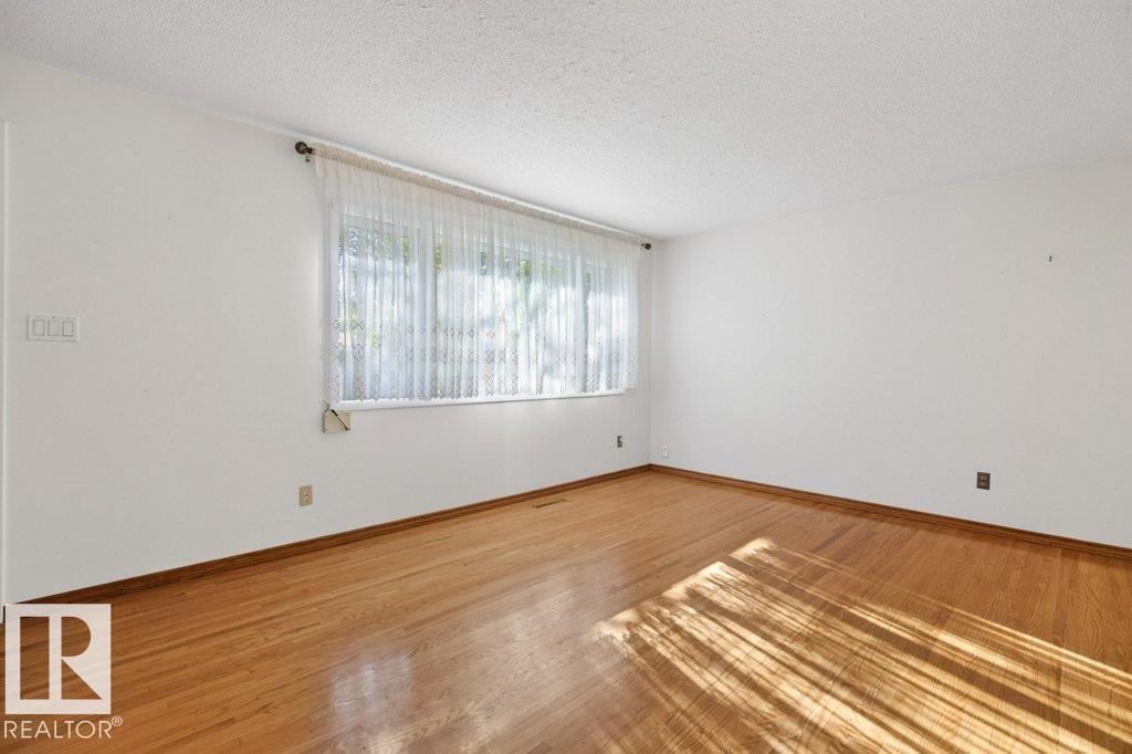 11042 152 ST NW - 4