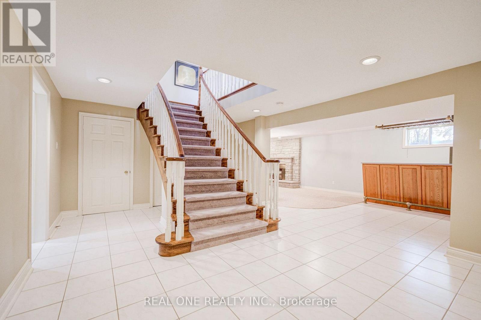 2025 BURBANK DRIVE - 40