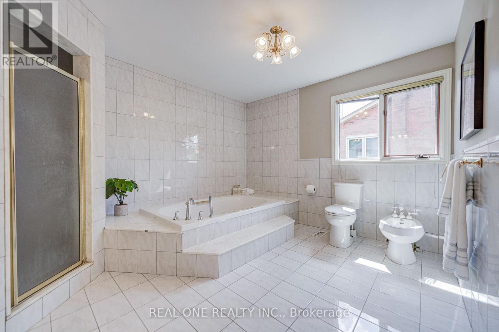 2025 BURBANK DRIVE - 38