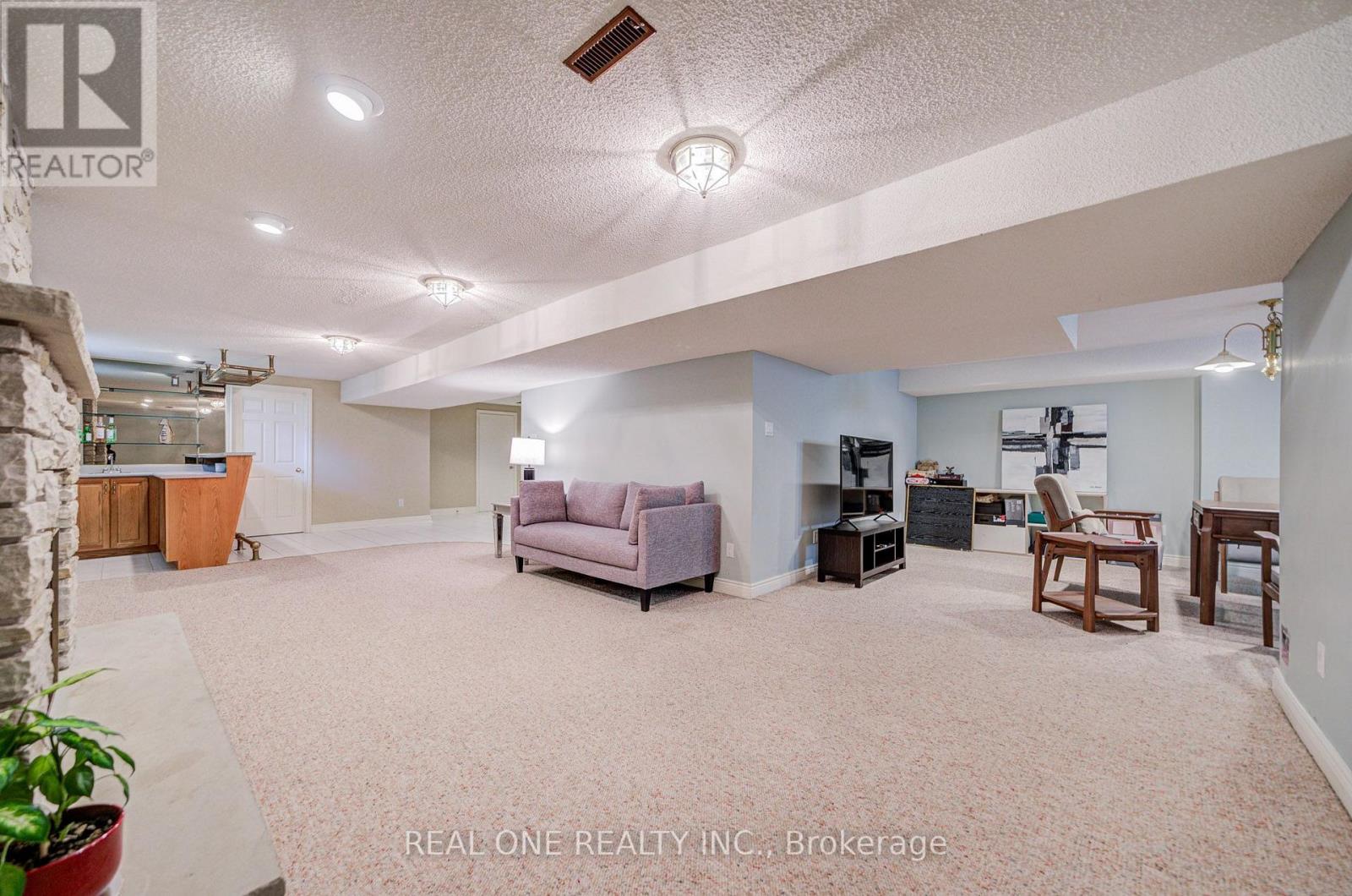 2025 BURBANK DRIVE - 44