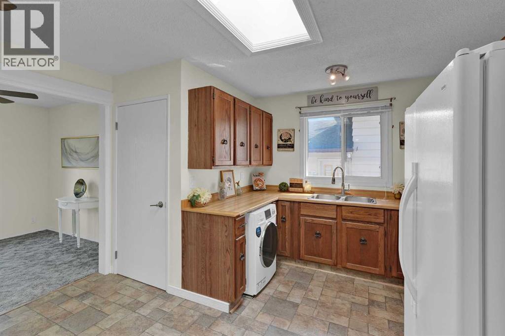 27 Bedridge Way NE, Beddington Heights, Calgary photo 3