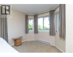 3910 Cedar Hill Cross Rd, Saanich, BC V8P2N2 Photo 19