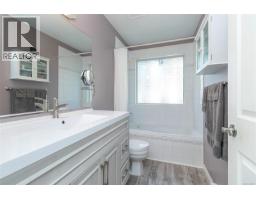 3910 Cedar Hill Cross Rd, Saanich, BC V8P2N2 Photo 20