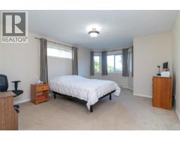 3910 Cedar Hill Cross Rd, Saanich, BC V8P2N2 Photo 17