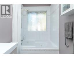 3910 Cedar Hill Cross Rd, Saanich, BC V8P2N2 Photo 21