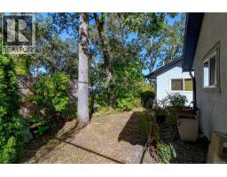 3910 Cedar Hill Cross Rd, Saanich, BC V8P2N2 Photo 36