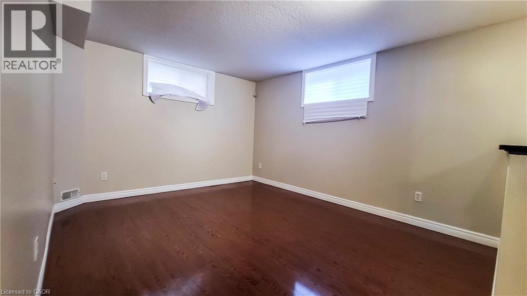 132 UDVARI Crescent Unit# 1 — photo 3