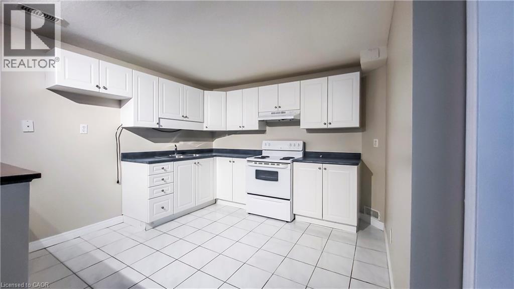 132 UDVARI Crescent Unit# 1 — photo 2