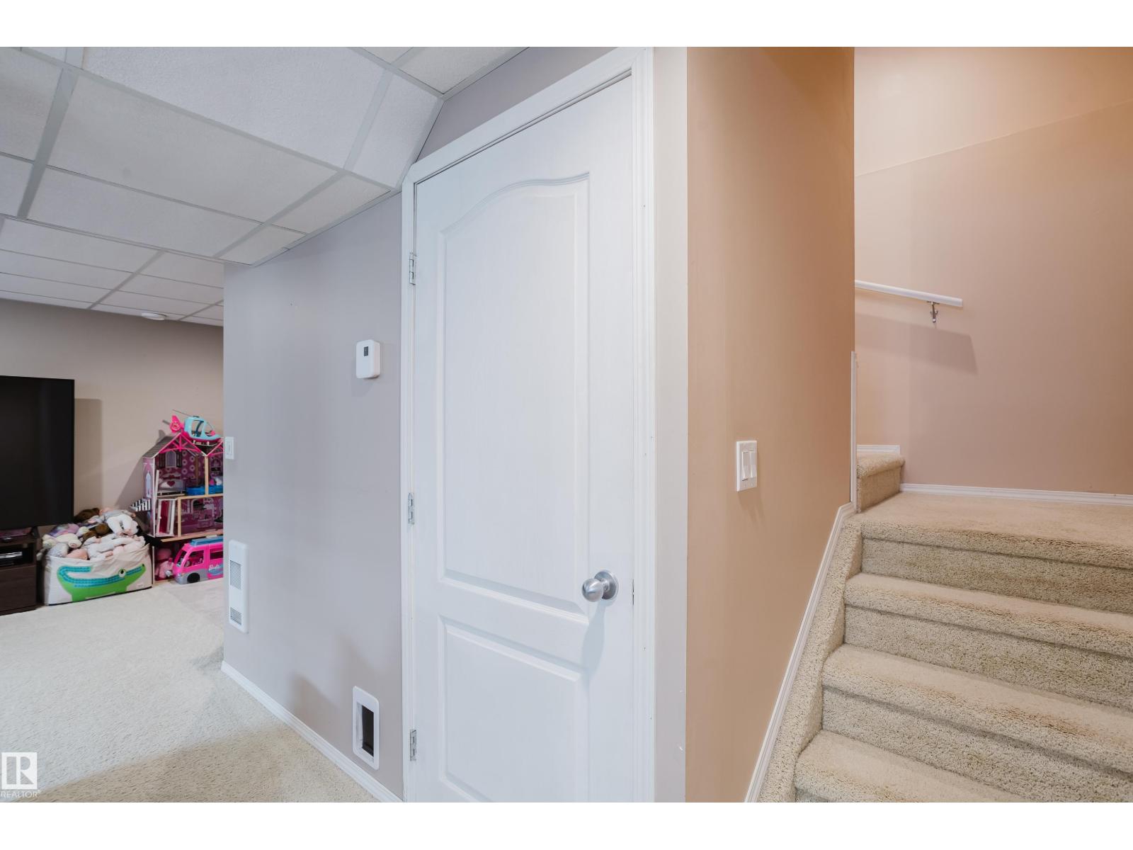 8307 6 AV SW - 31