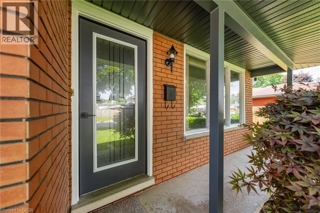 120 ARROWHEAD Crescent, Kitchener, Ontario, N2P1B9, Kitchener, Ontario — photo 4 of 5