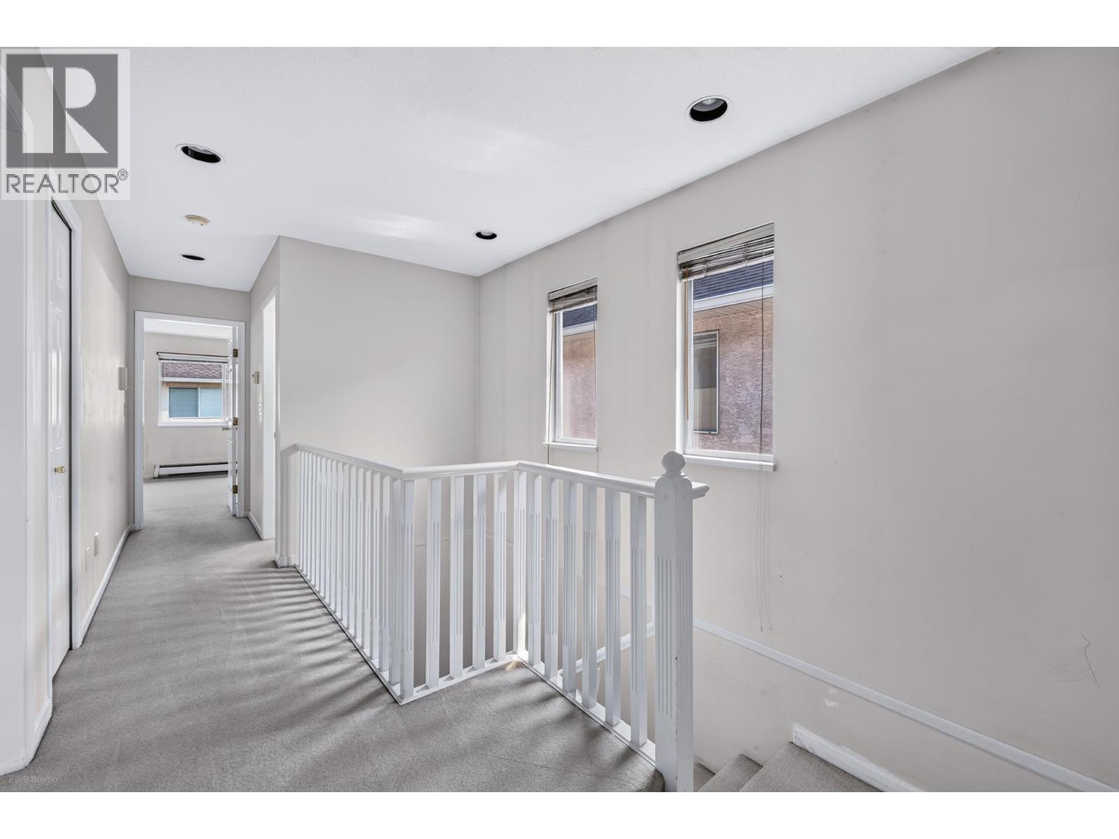 Photo of 68 10000 FISHER GATE 34