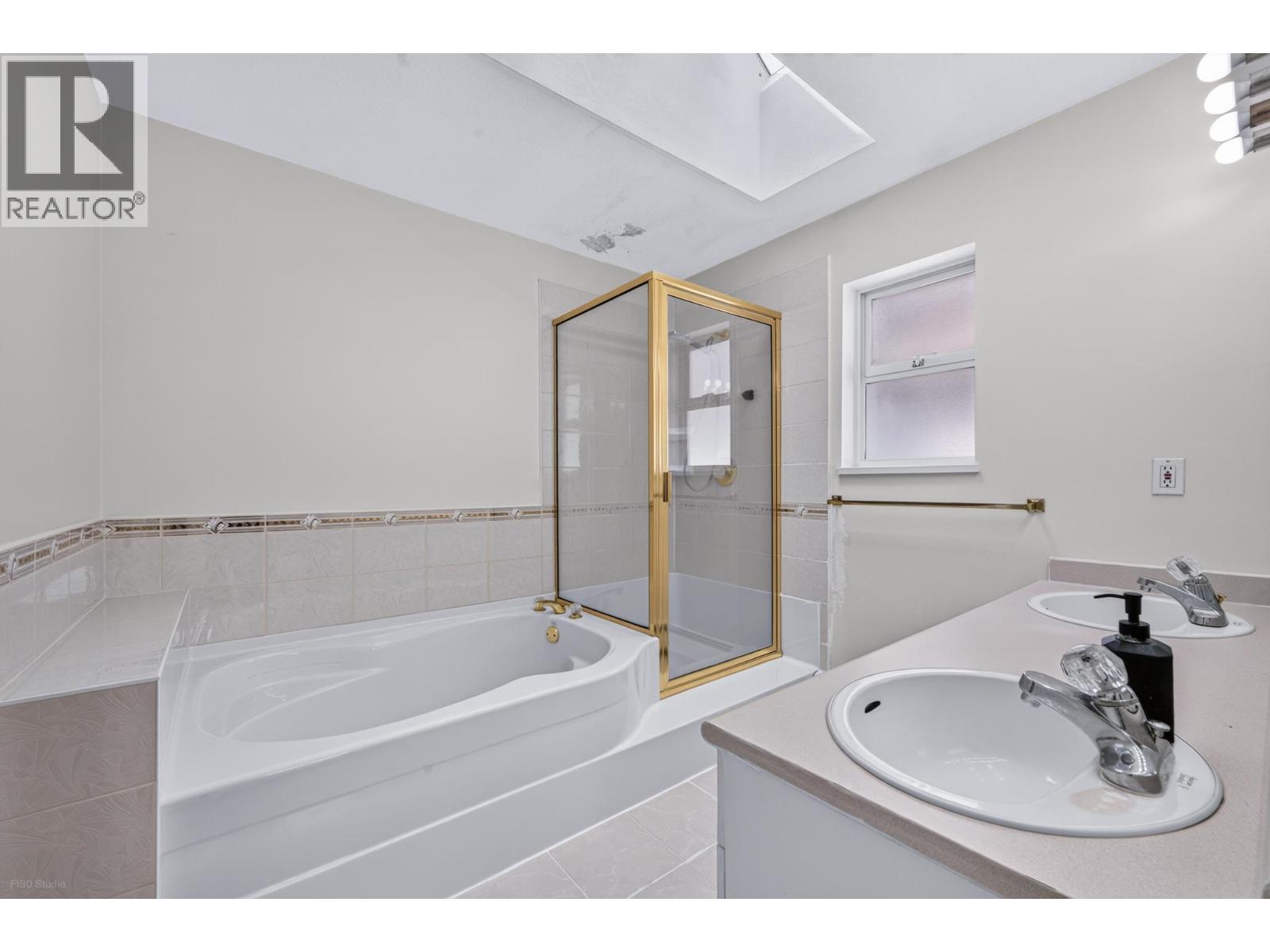 Photo of 68 10000 FISHER GATE 28