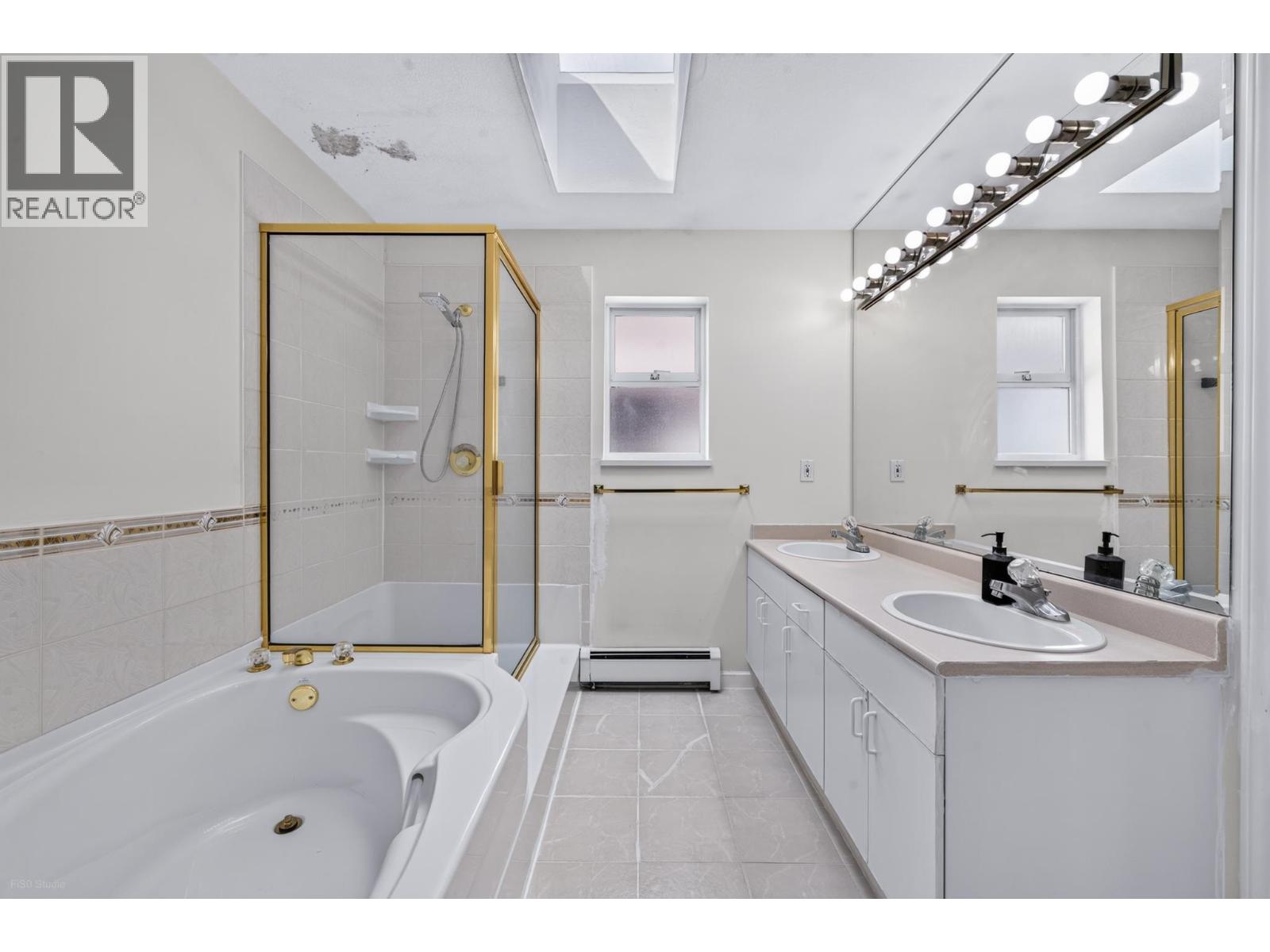 Photo of 68 10000 FISHER GATE 29