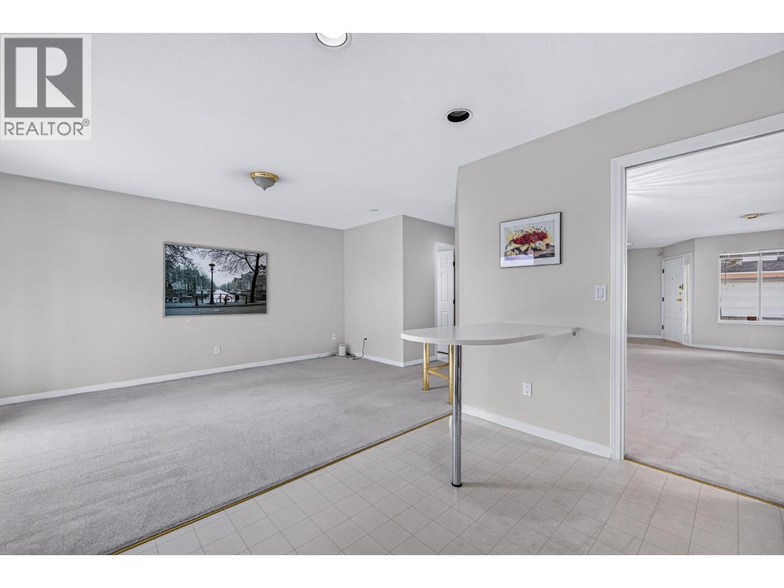 Photo of 68 10000 FISHER GATE 18