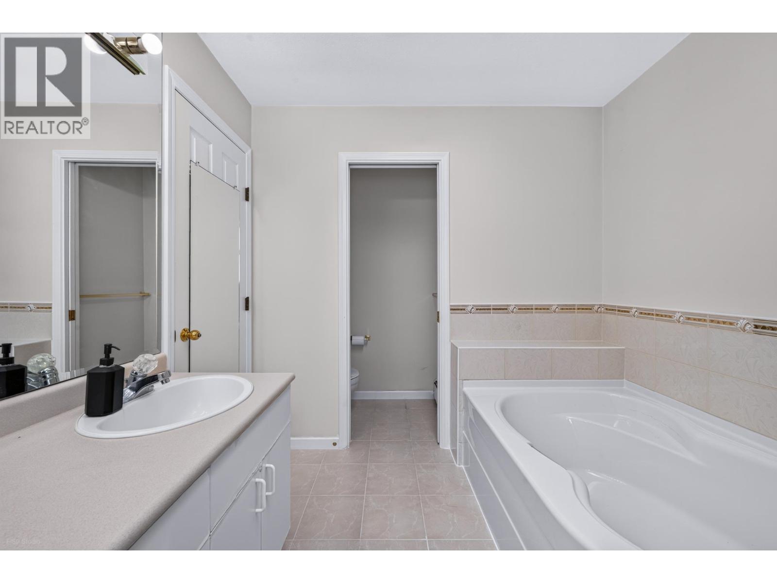 Photo of 68 10000 FISHER GATE 30