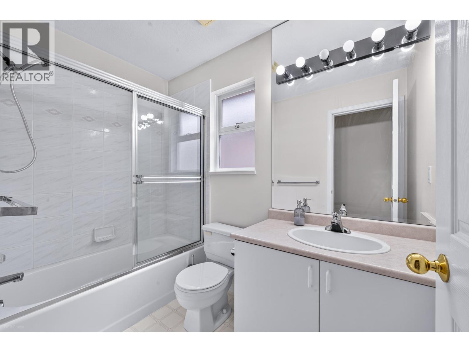 Photo of 68 10000 FISHER GATE 24