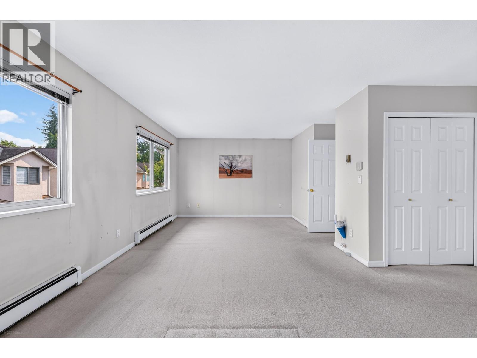 Photo of 68 10000 FISHER GATE 33
