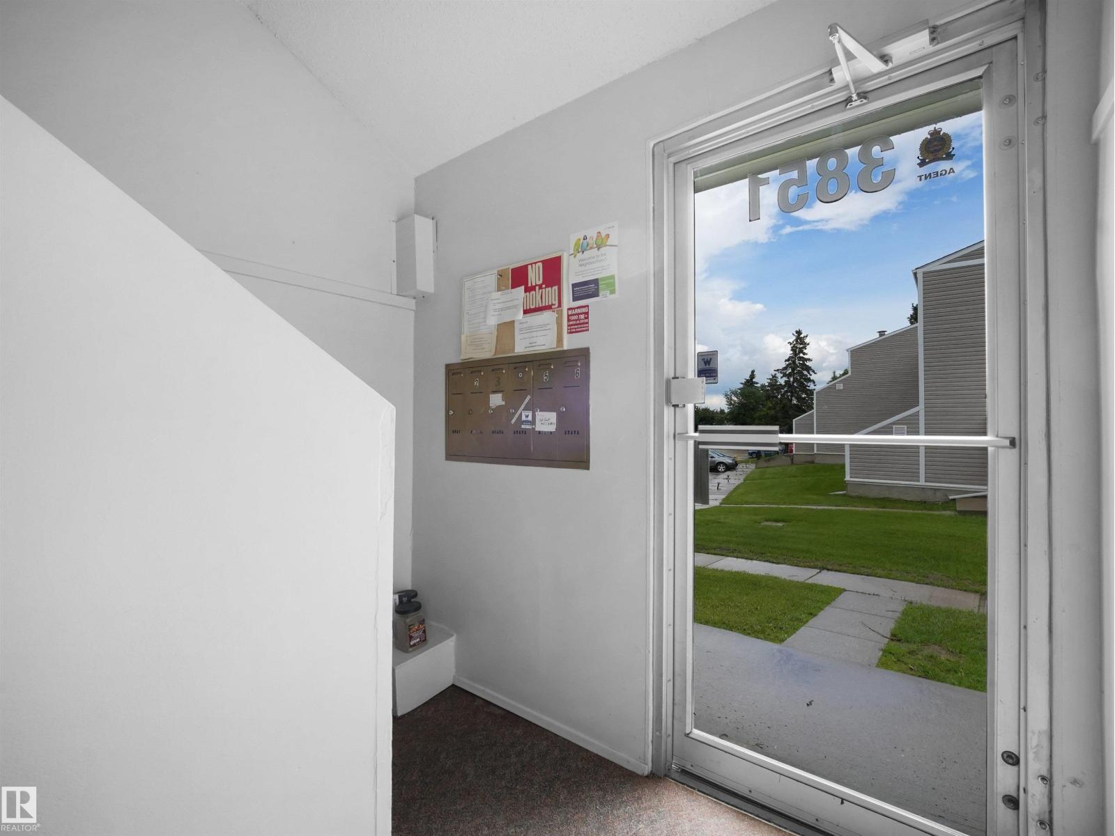 #4 3851 76 ST NW - 10