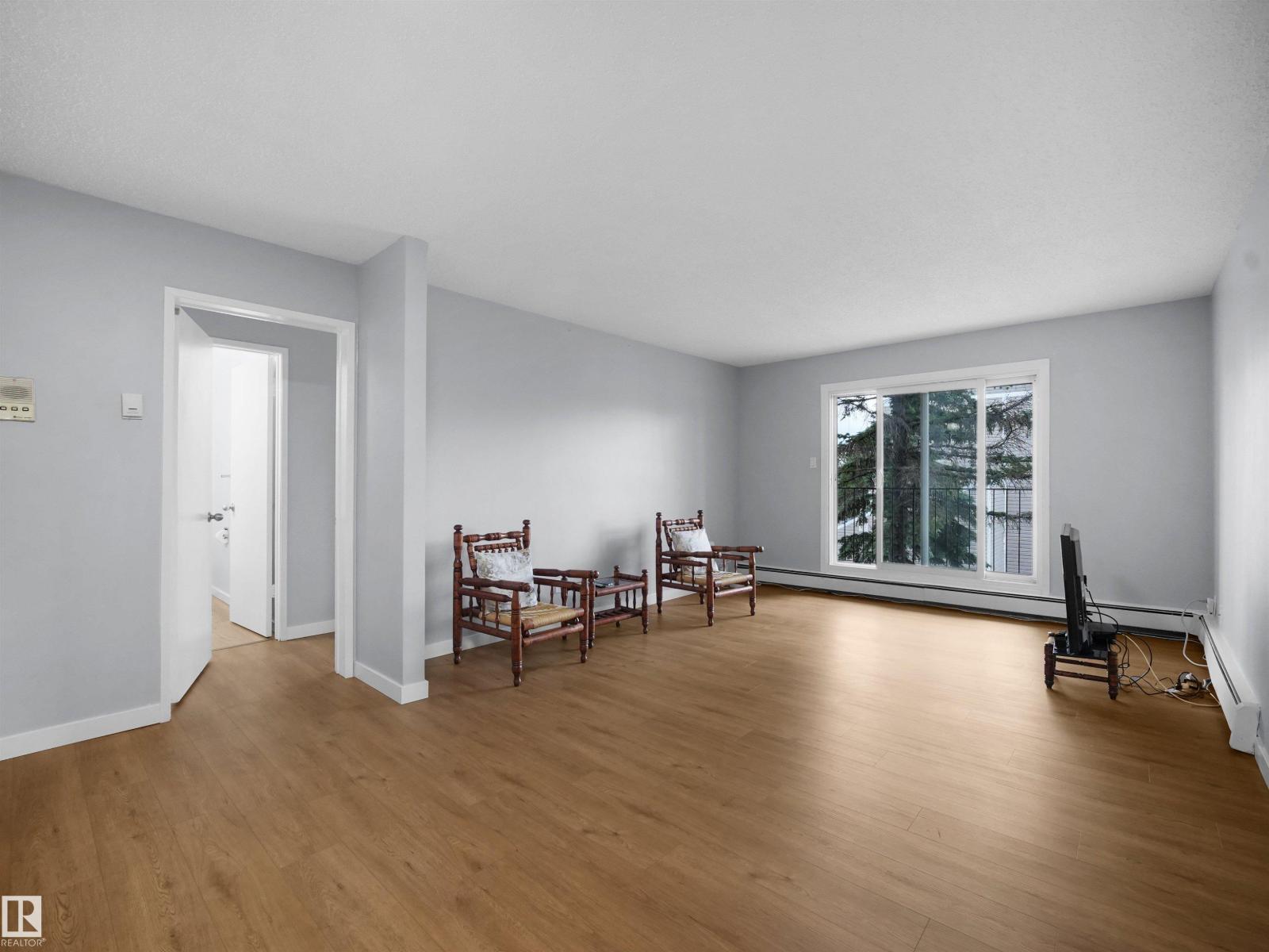 #4 3851 76 ST NW - 15