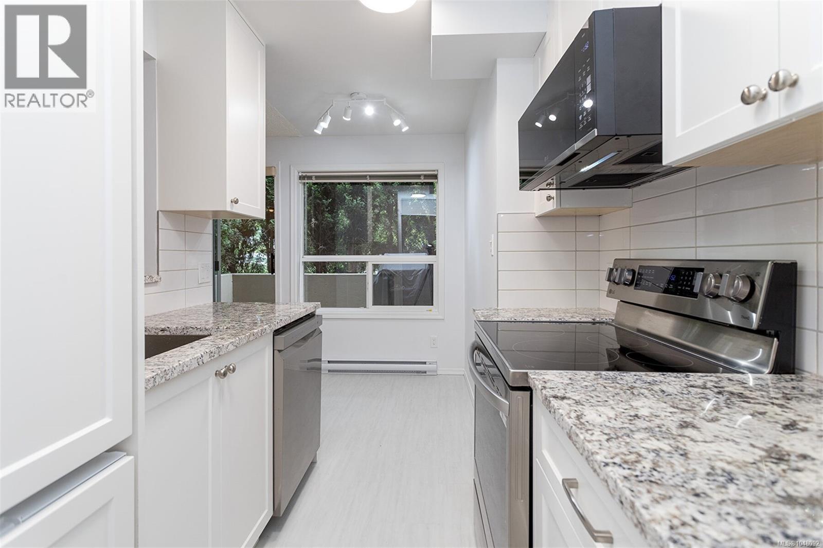 108 898 Vernon Avenue, Saanich