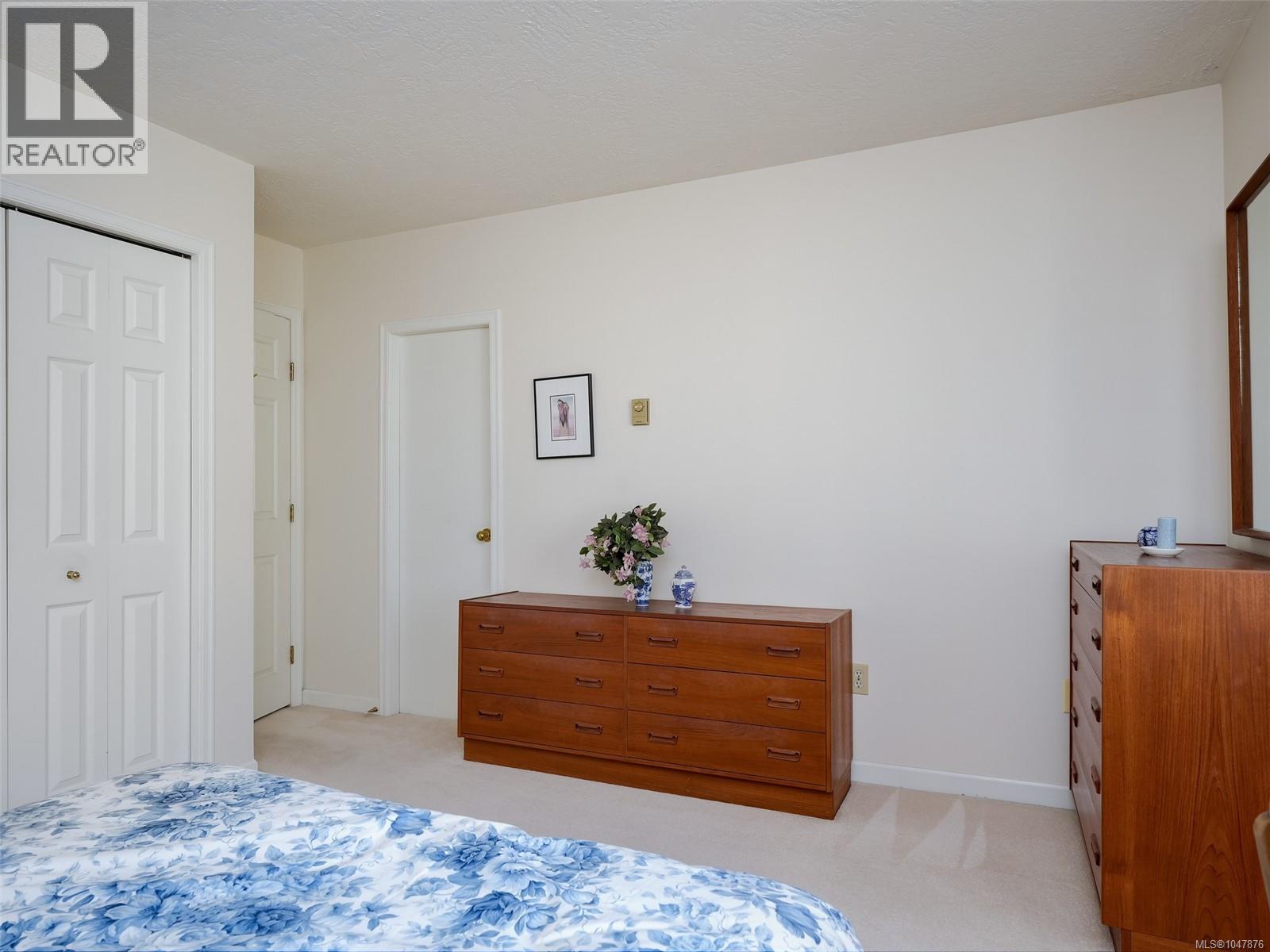 10 2566 Penrhyn Street, Saanich