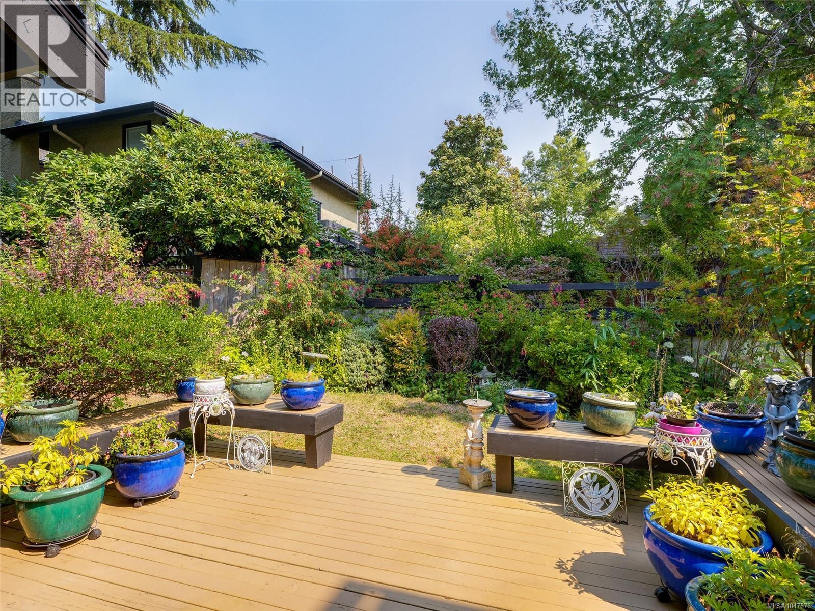 10 2566 Penrhyn Street, Saanich