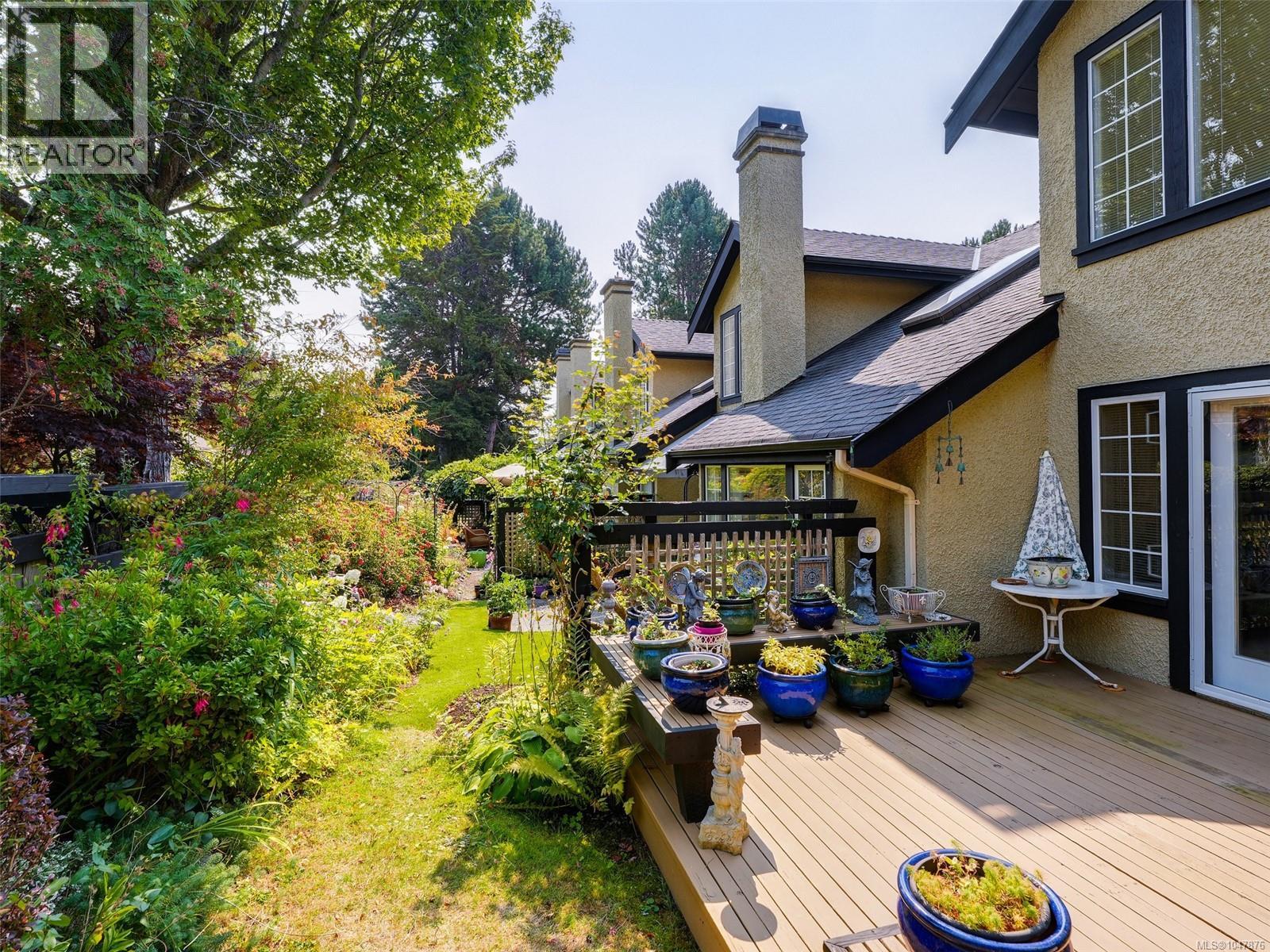 10 2566 Penrhyn Street, Saanich