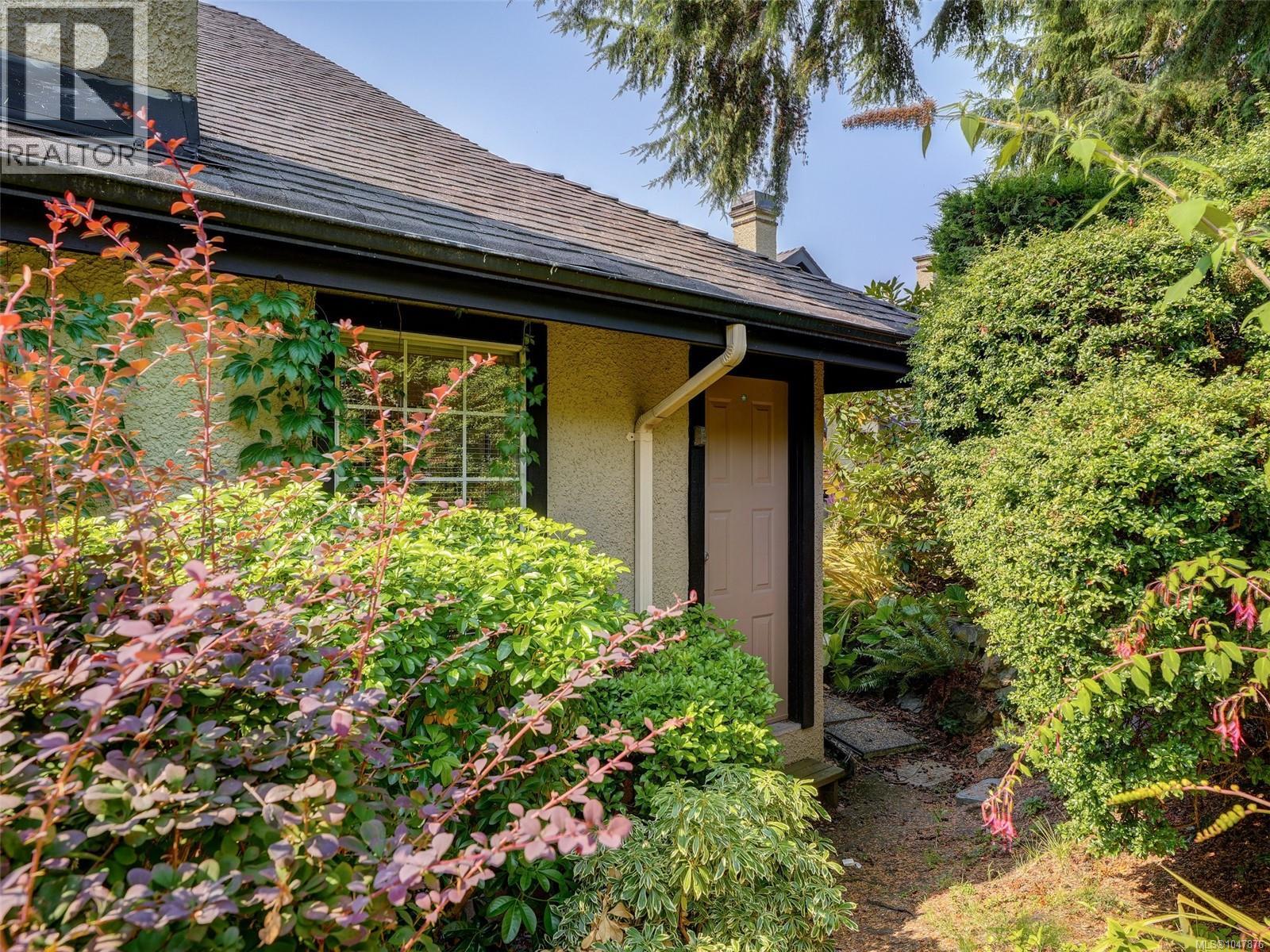 10 2566 Penrhyn Street, Saanich