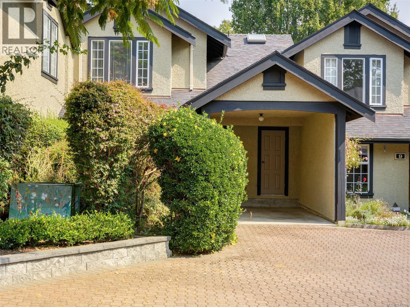 10 2566 Penrhyn Street, Saanich