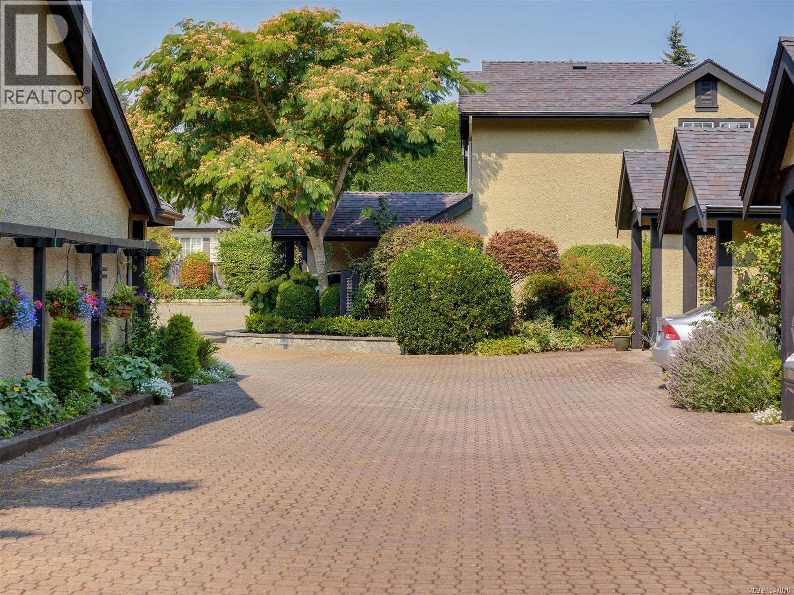 10 2566 Penrhyn Street, Saanich