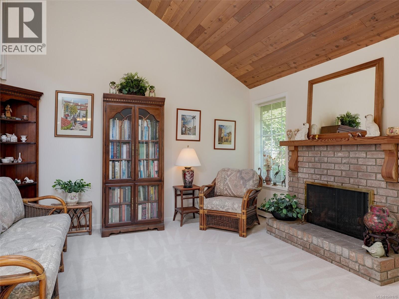 10 2566 Penrhyn Street, Saanich