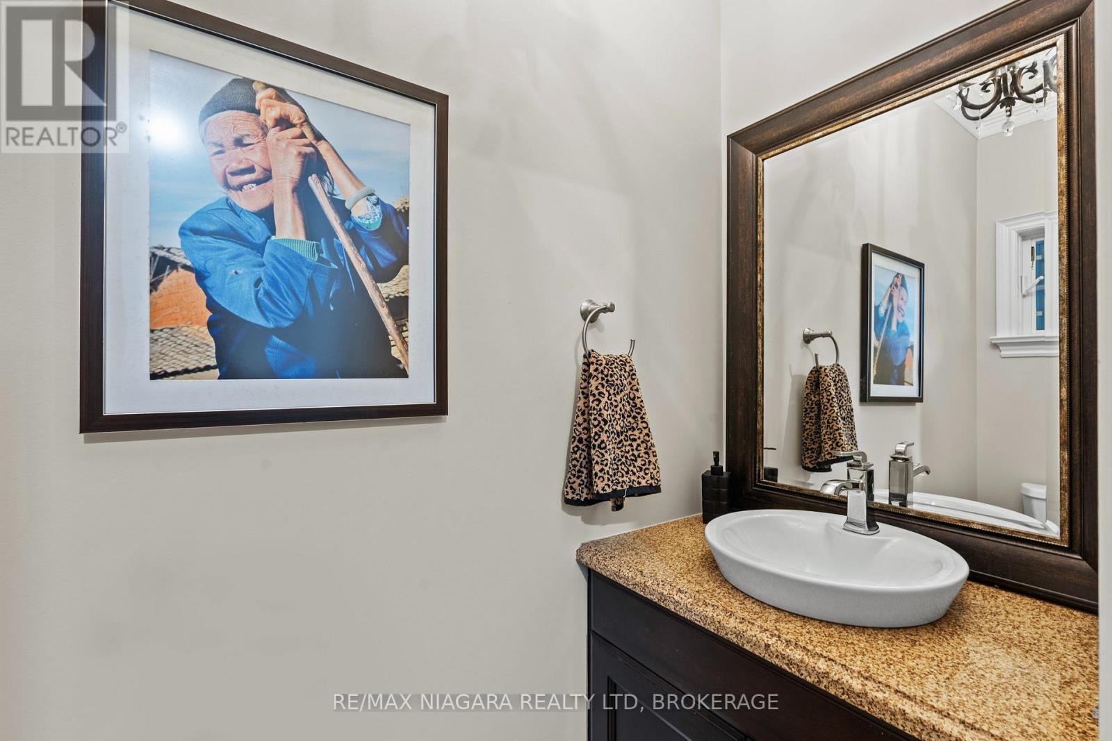 #3 175 QUEEN STREET - Image 31