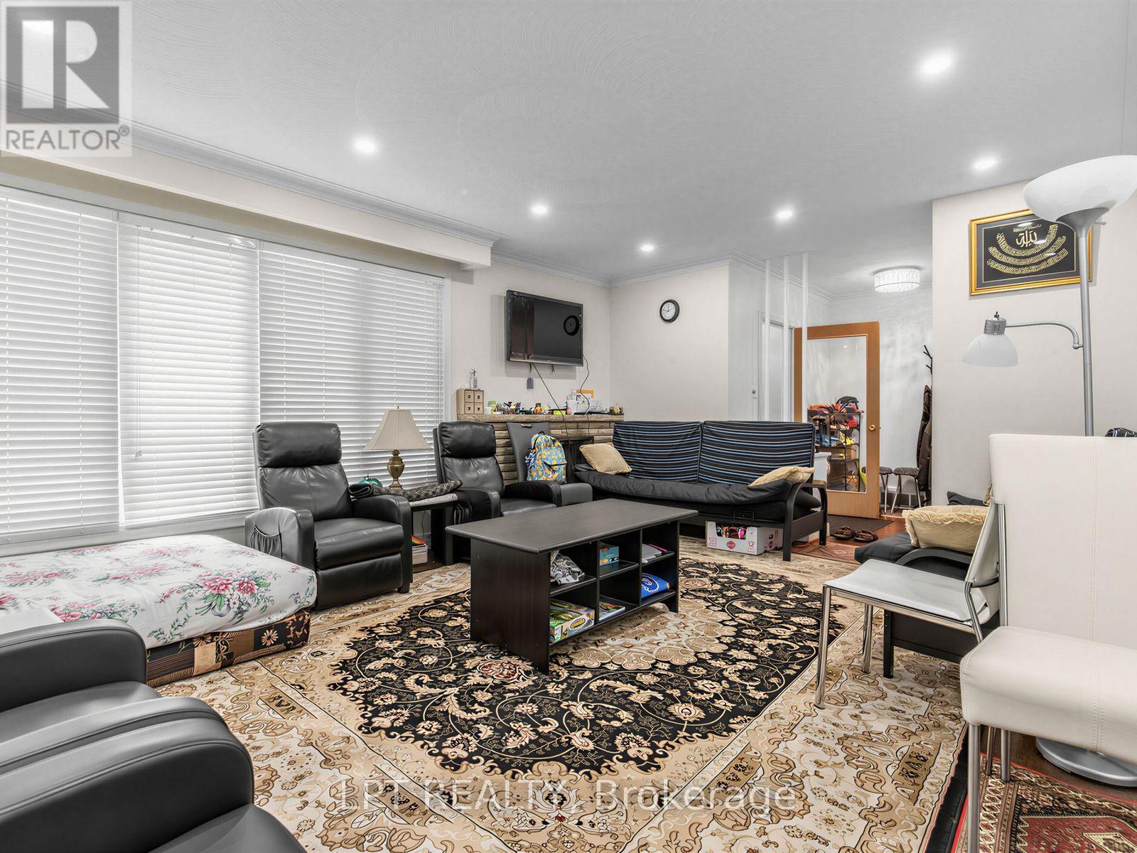 27 KINGSVIEW BOULEVARD - Image 14