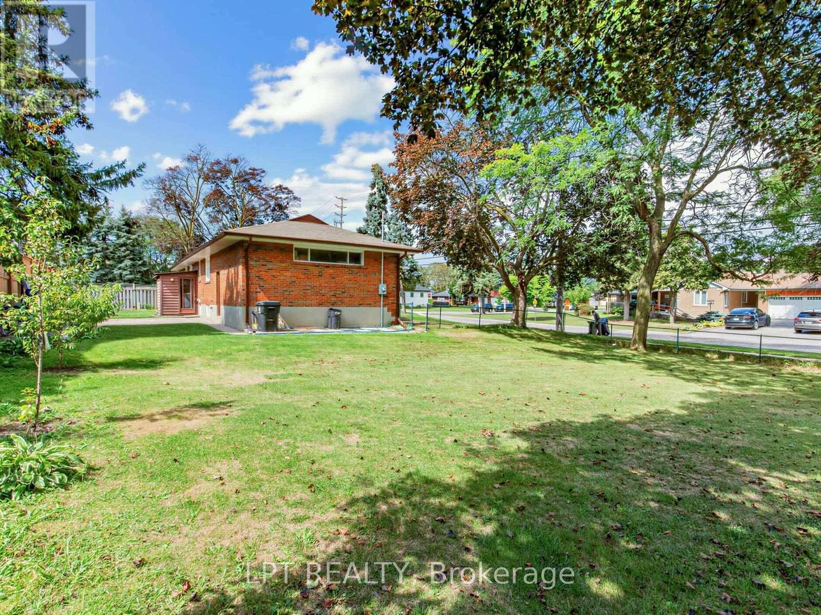 27 KINGSVIEW BOULEVARD - 32