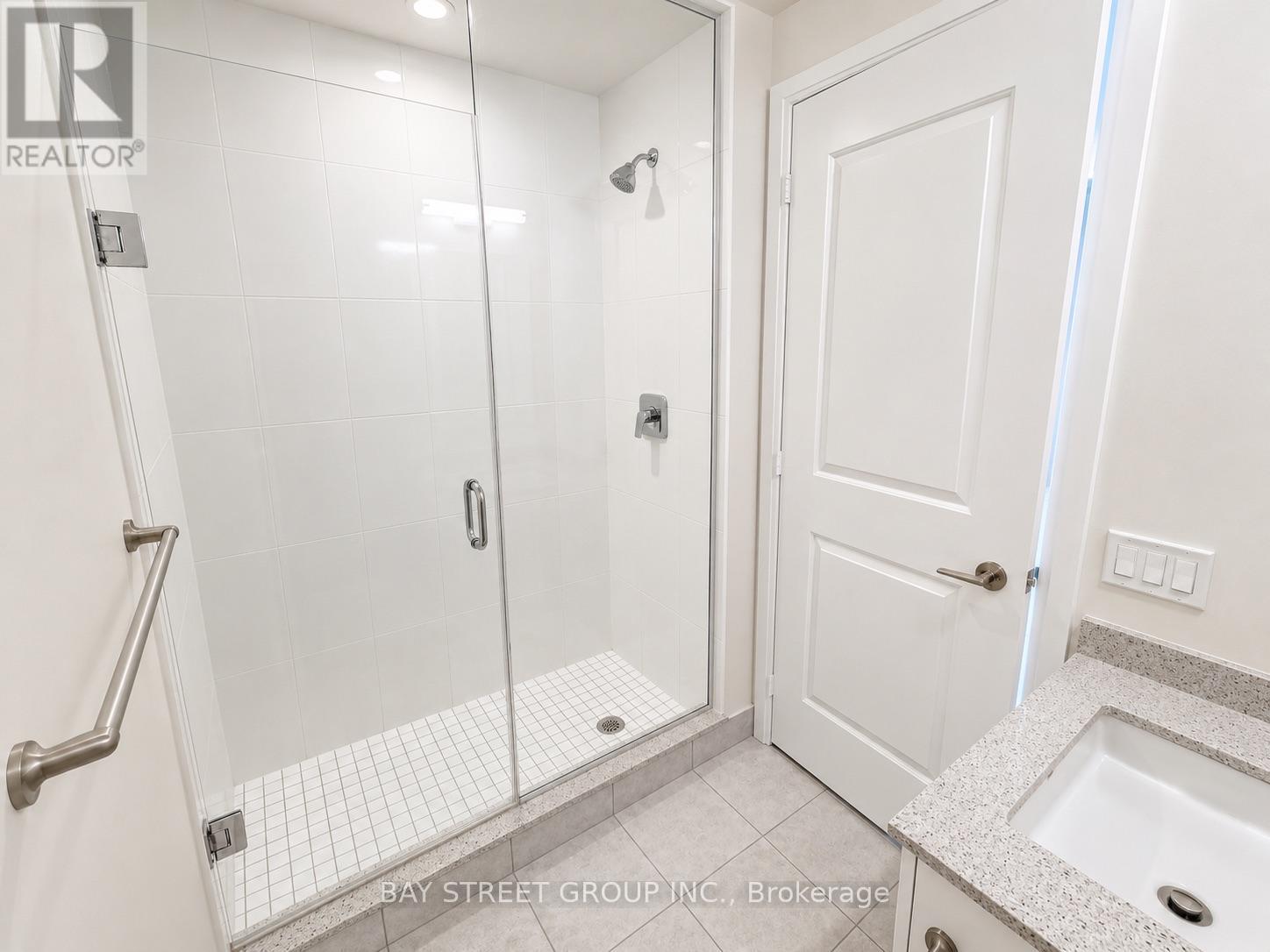 #302 65 WATERGARDEN DRIVE - Image 12