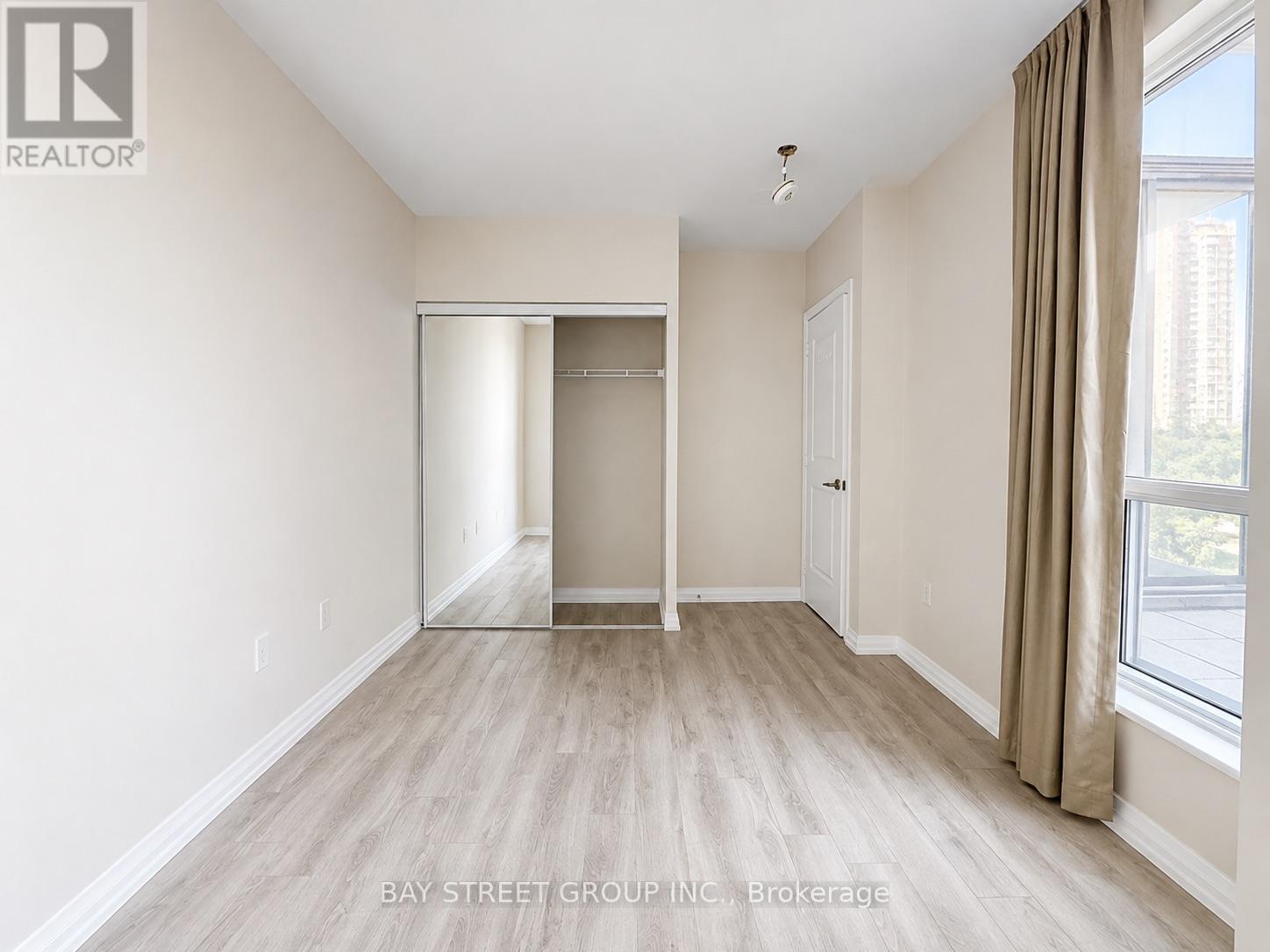 #302 65 WATERGARDEN DRIVE - Image 13