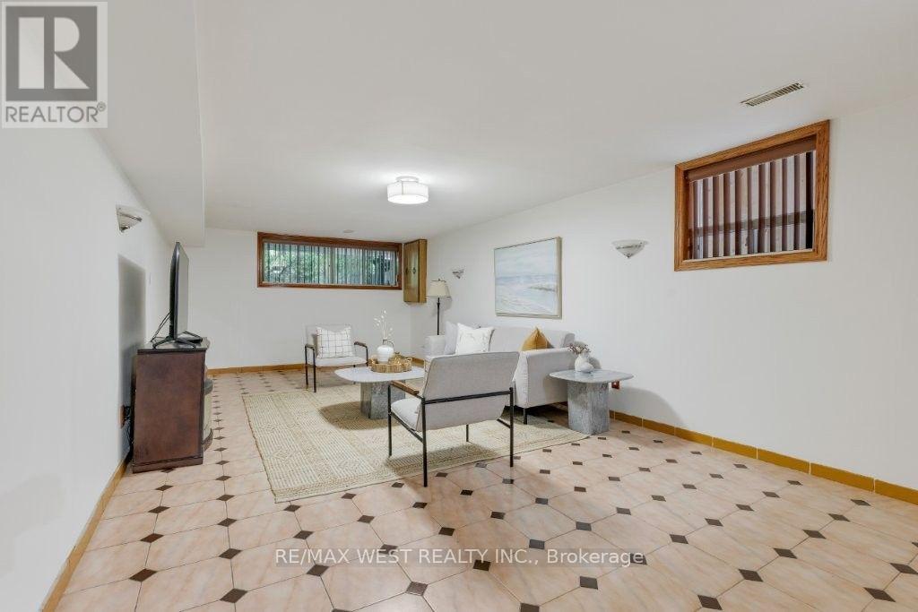 214 MARKHAM STREET - 24