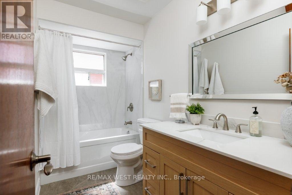214 MARKHAM STREET - 19