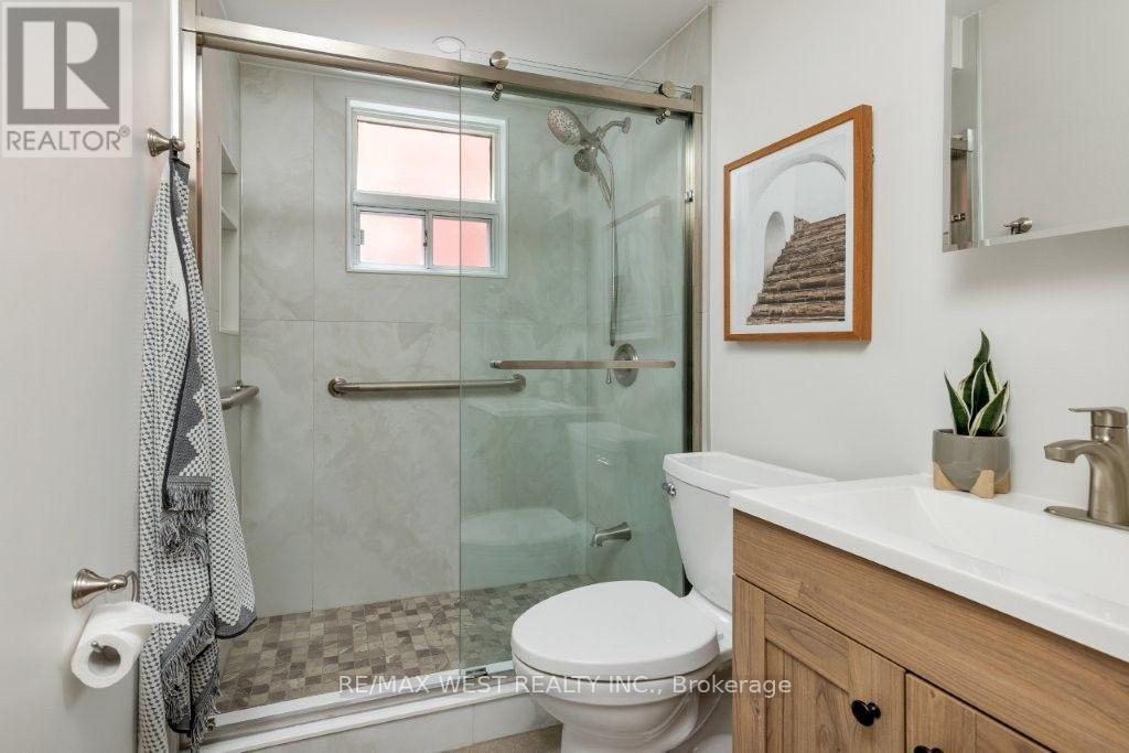214 MARKHAM STREET - 14